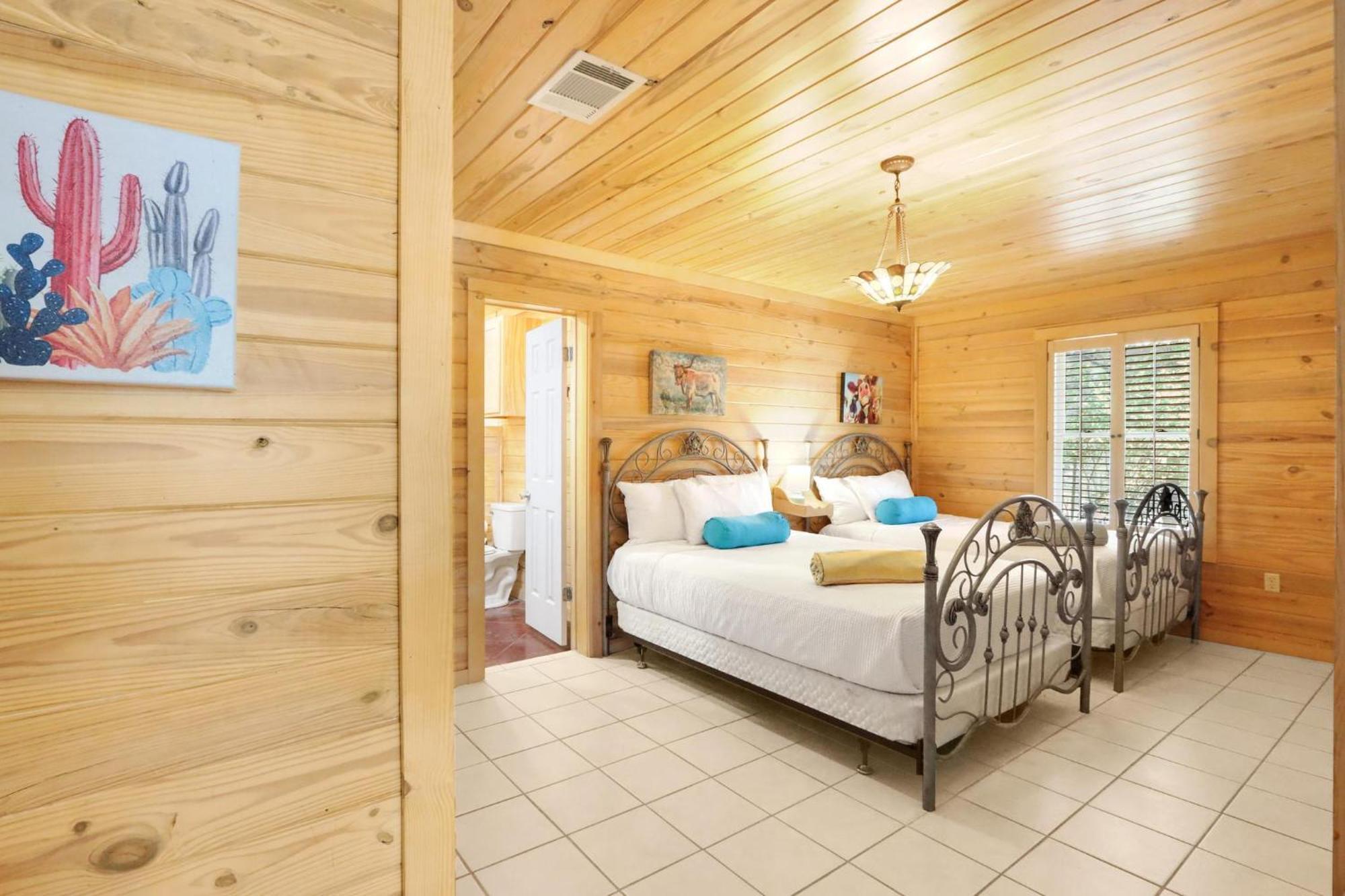 Wimberley Log Cabins Resort And Suites- The Oak Lodge المظهر الخارجي الصورة