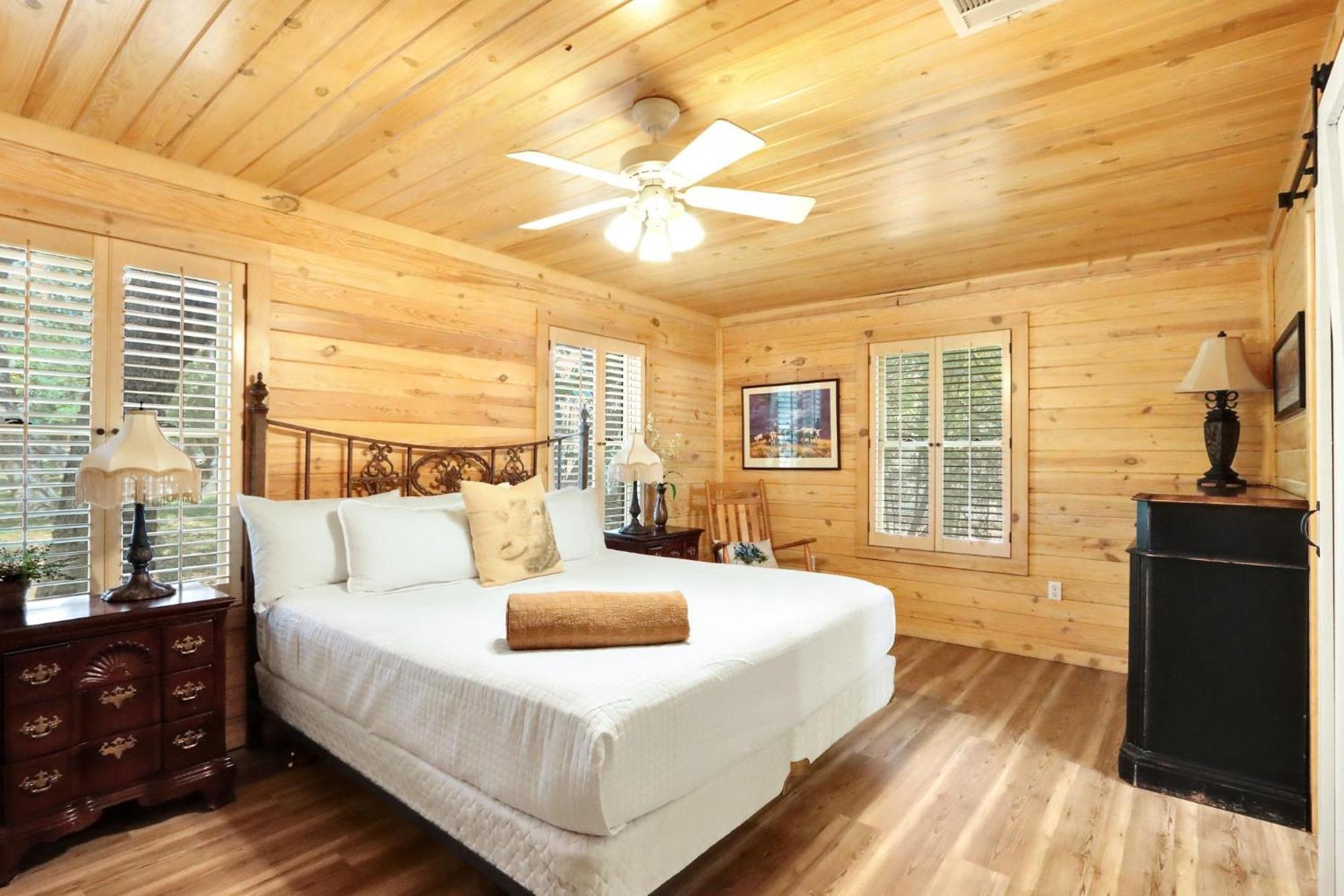 Wimberley Log Cabins Resort And Suites- The Oak Lodge المظهر الخارجي الصورة