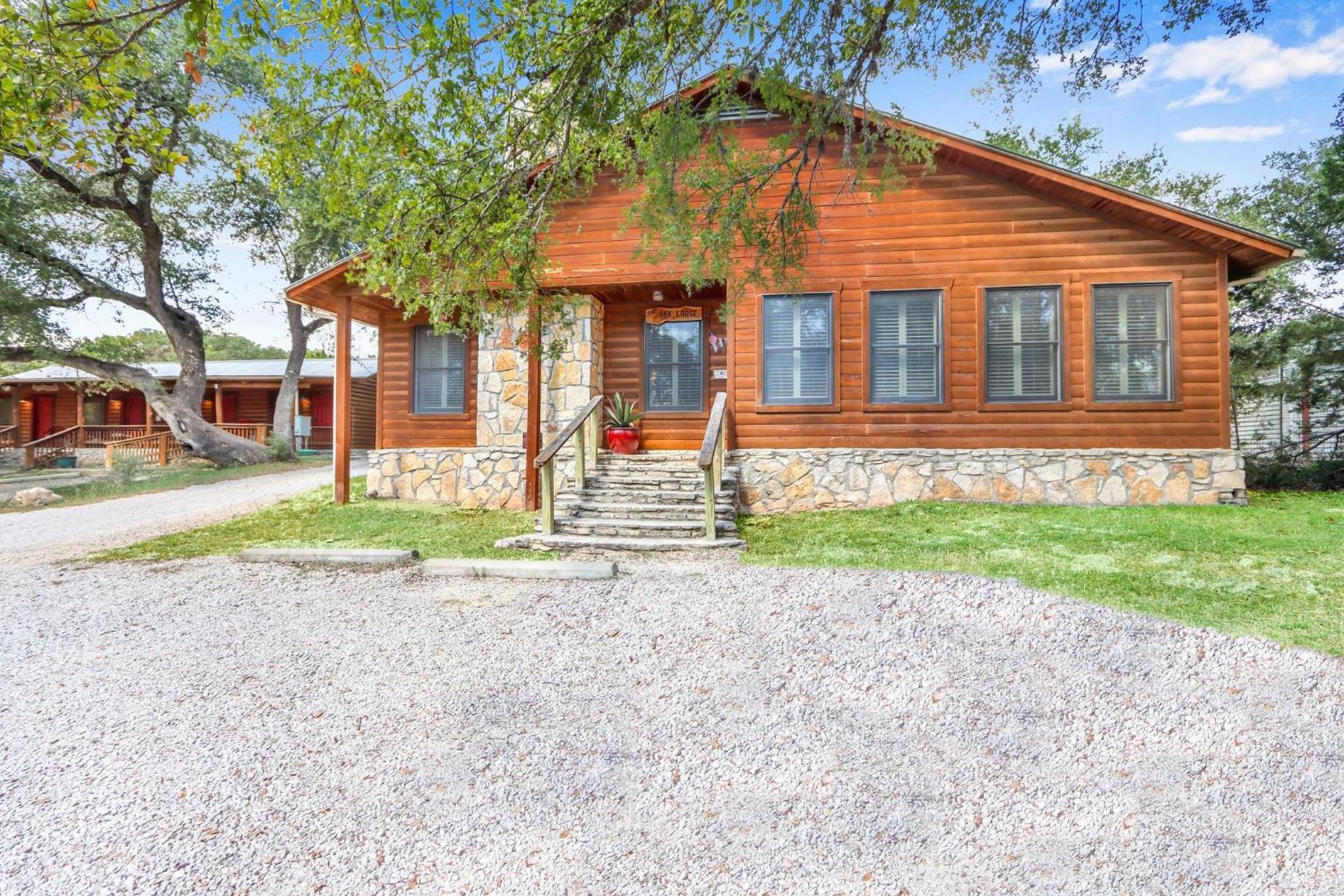Wimberley Log Cabins Resort And Suites- The Oak Lodge المظهر الخارجي الصورة